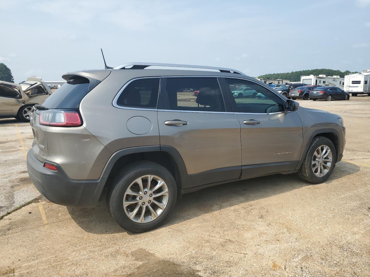 1C4PJLCB6KD284675 2019 Jeep Cherokee Latitude