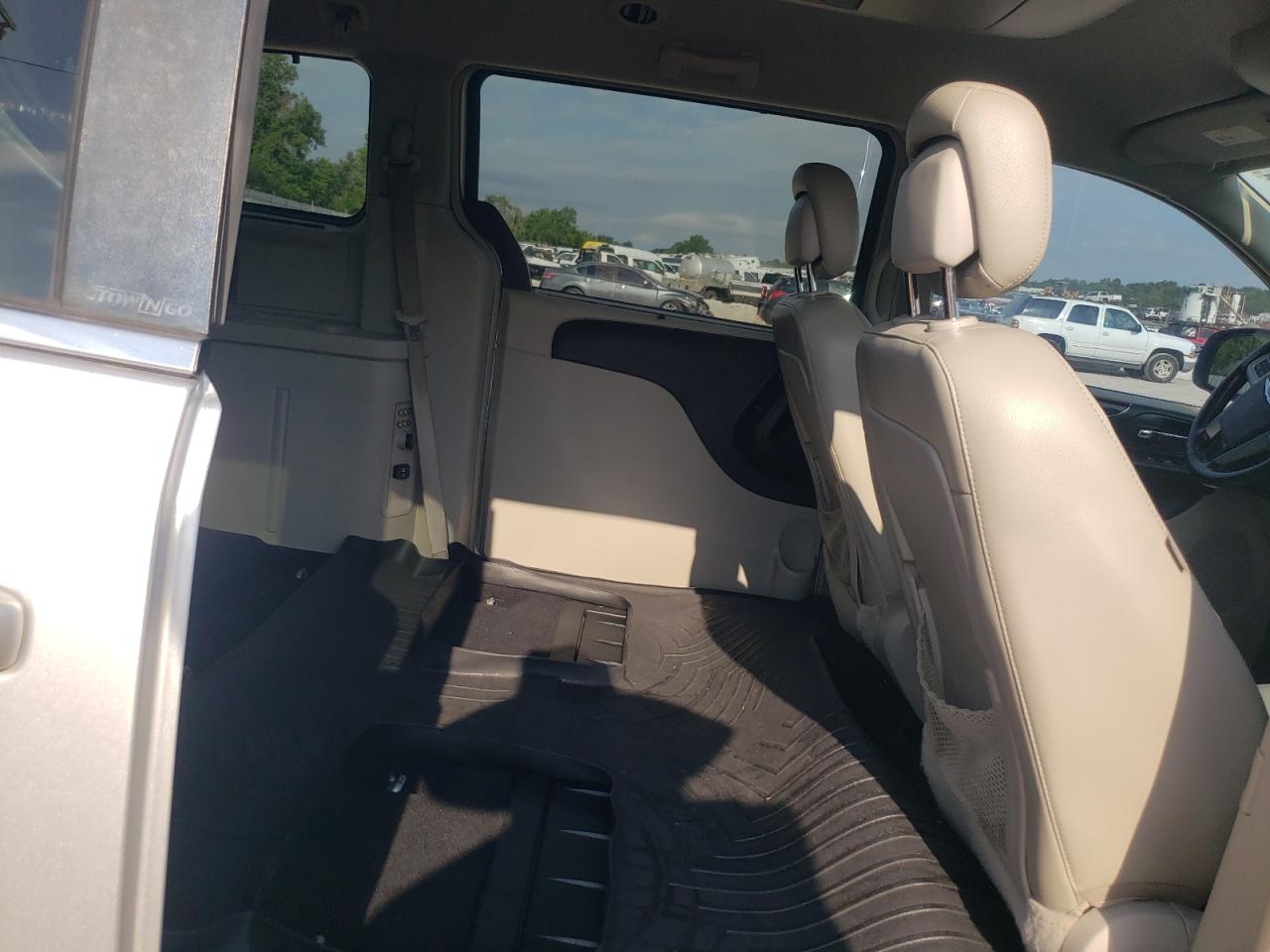 2A4RR8DG3BR760512 2011 Chrysler Town & Country Touring L