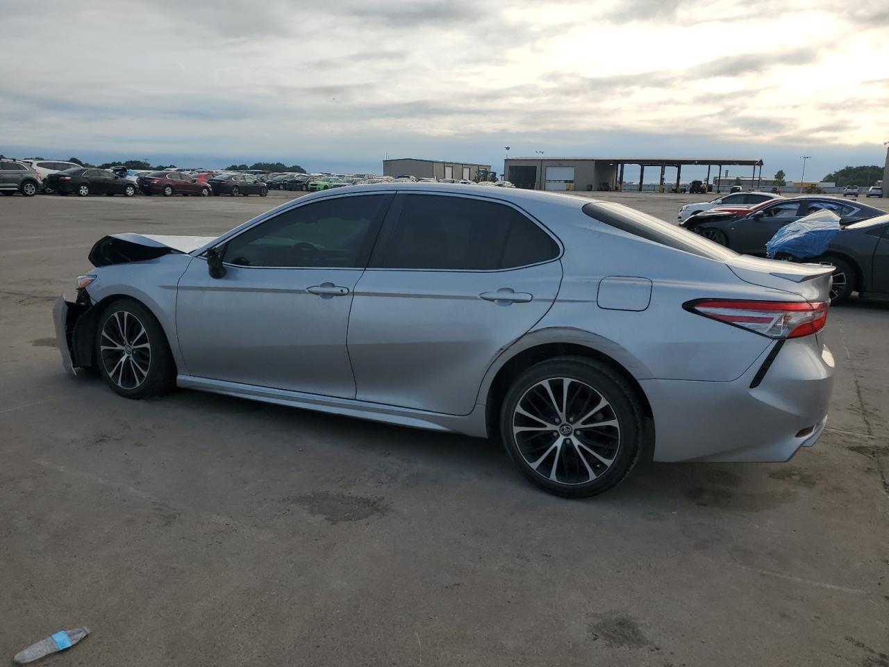 2018 Toyota Camry L vin: 4T1B11HKXJU616599