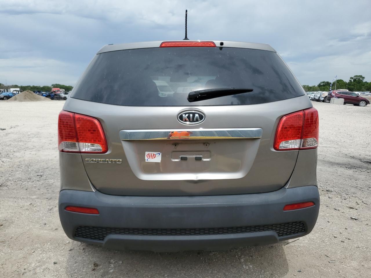 5XYKT3A19BG130493 2011 Kia Sorento Base