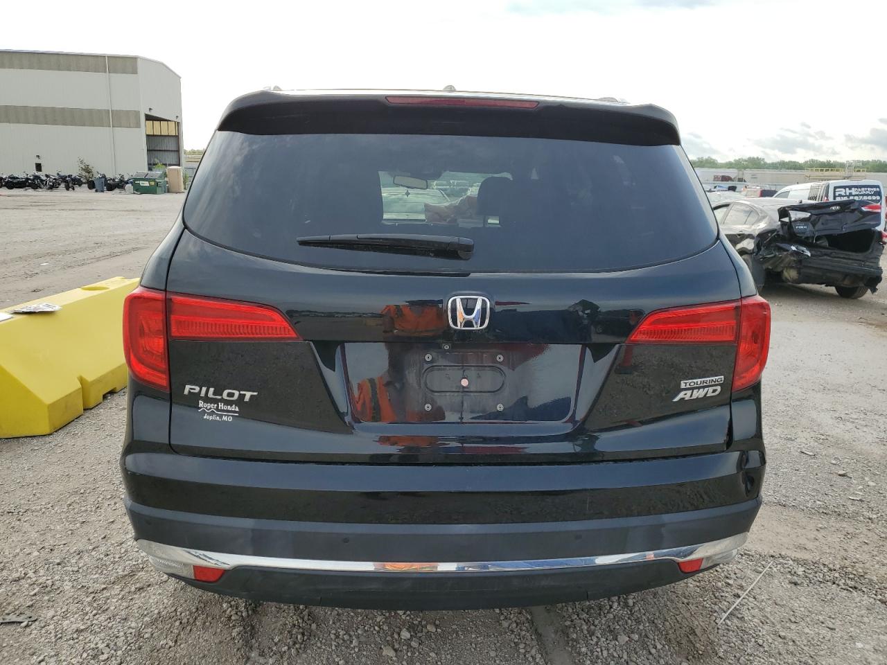 5FNYF6H92JB003802 2018 Honda Pilot Touring