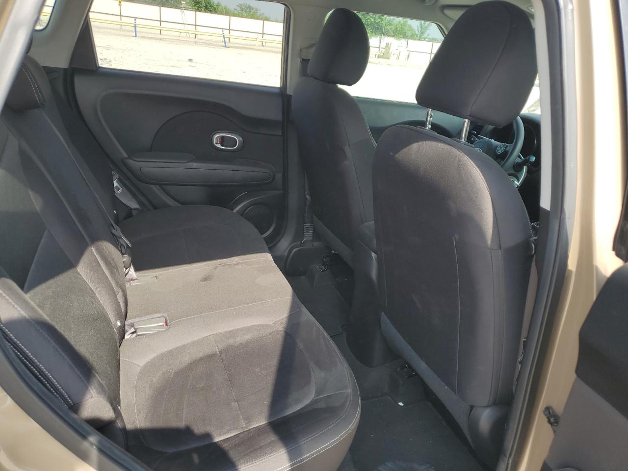 KNDJN2A24G7299981 2016 Kia Soul