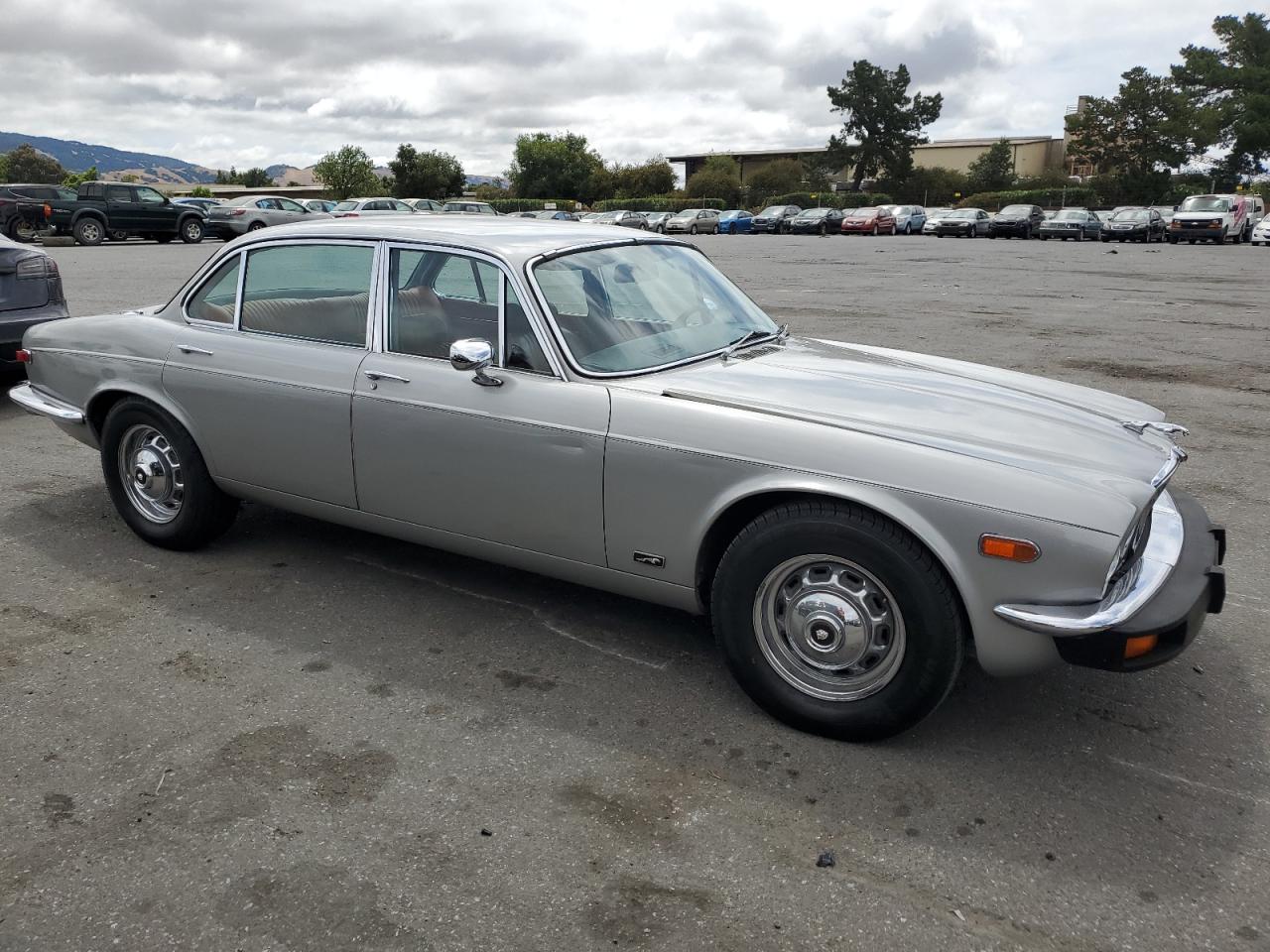 UG2T57376 1975 Jaguar Xj6