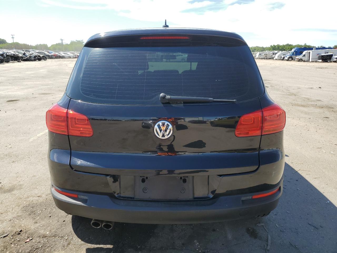 2017 Volkswagen Tiguan S vin: WVGBV7AX3HK052202