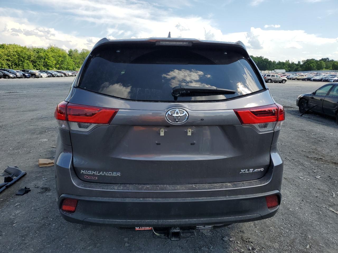 5TDJZRFH3JS542185 2018 Toyota Highlander Se