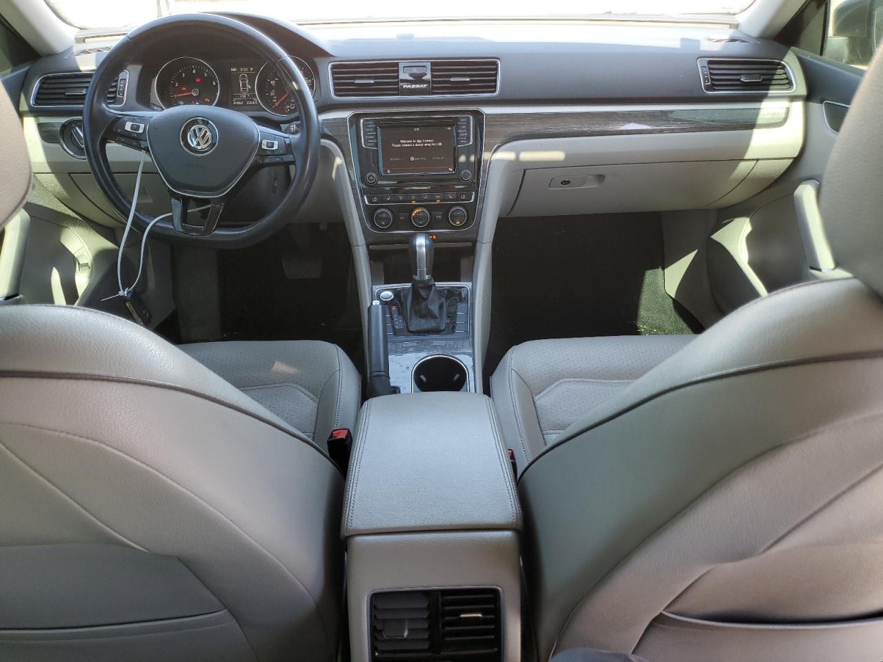 1VWBA7A39JC005993 2018 Volkswagen Passat Se