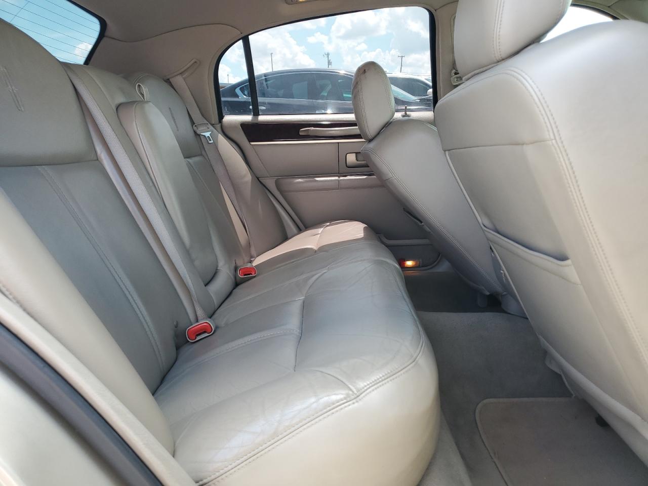 2LNBL8CV4AX752305 2010 Lincoln Town Car Signature Limited