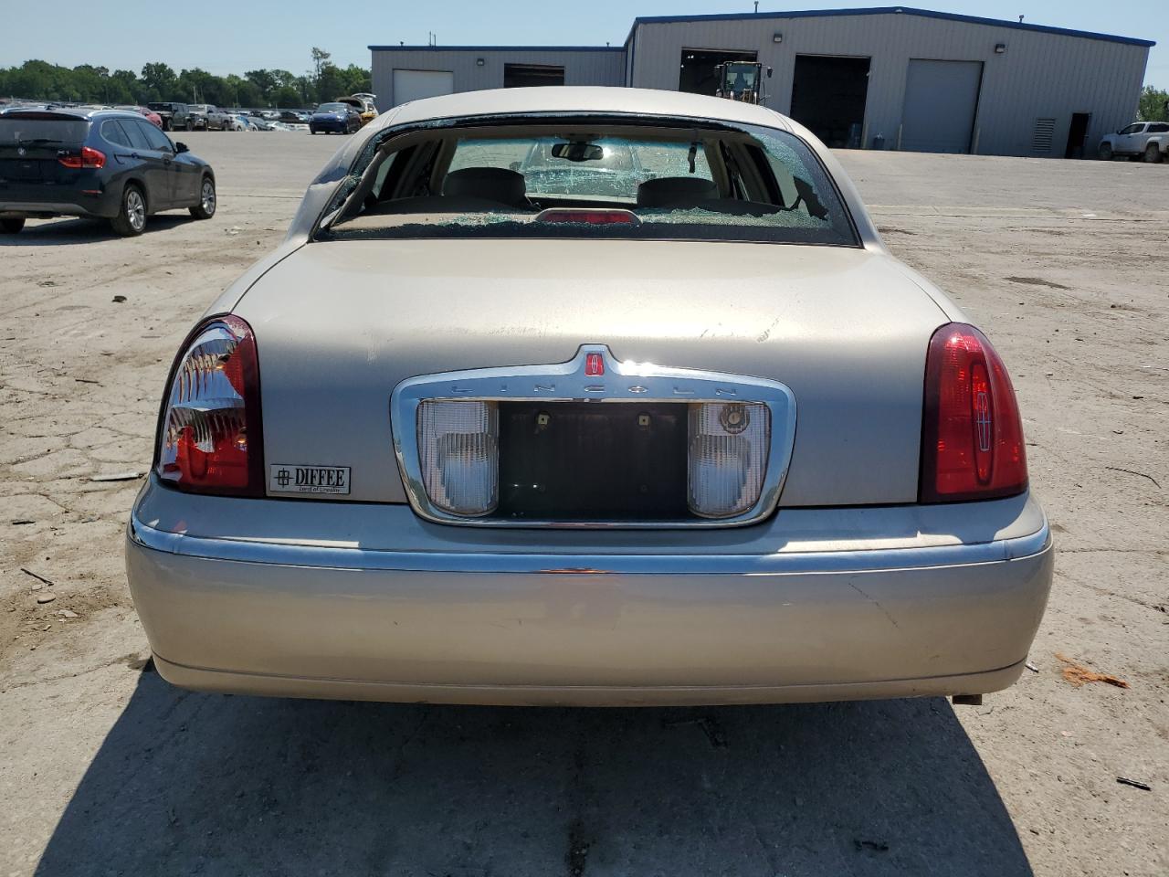 1LNHM82W82Y668653 2002 Lincoln Town Car Signature