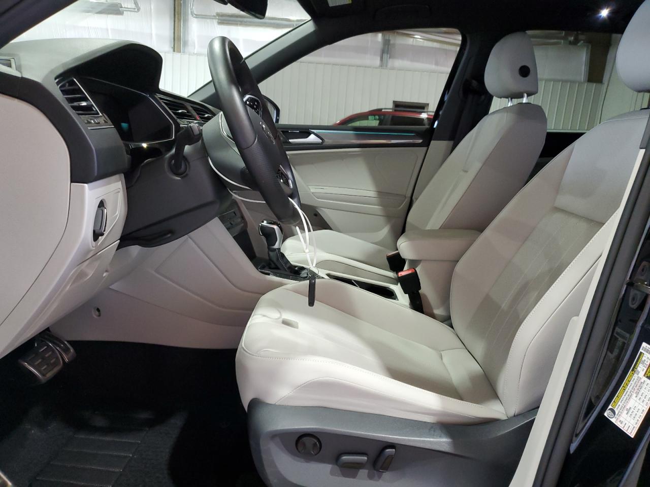 3VV8B7AX0NM095117 2022 Volkswagen Tiguan Se R-Line Black