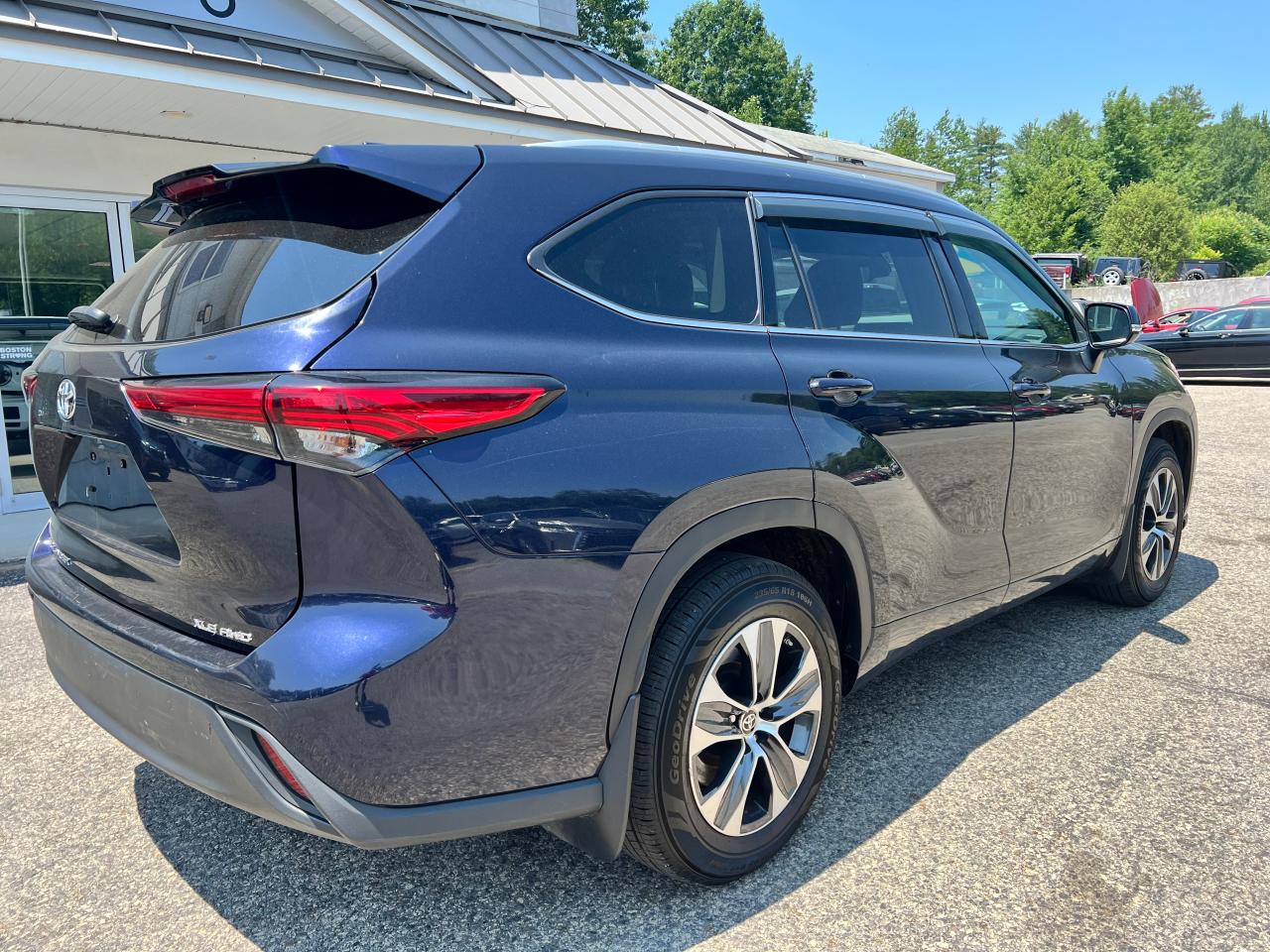 2022 Toyota Highlander Xle vin: 5TDGZRBH8NS181557