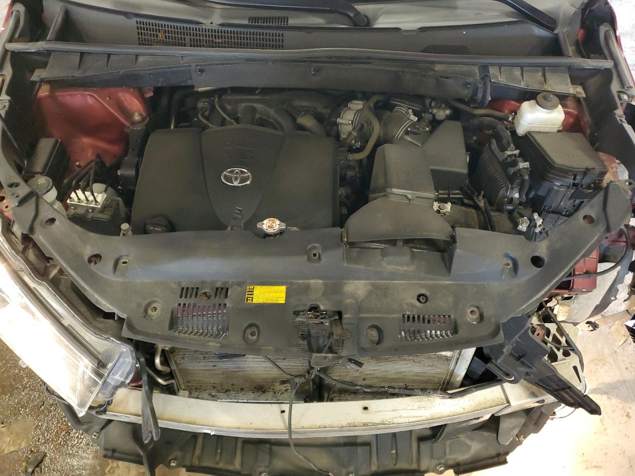 5TDJZRFH9KS573443 2019 Toyota Highlander Se