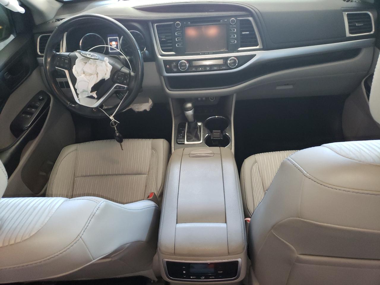 5TDBZRFH4JS900592 2018 Toyota Highlander Le