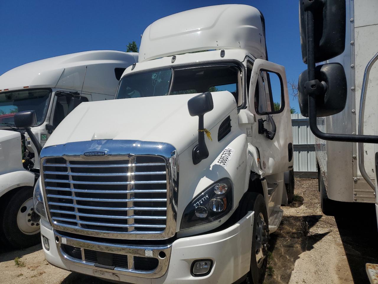 Lot #2935512137 2020 FREIGHTLINER CASCADIA 1