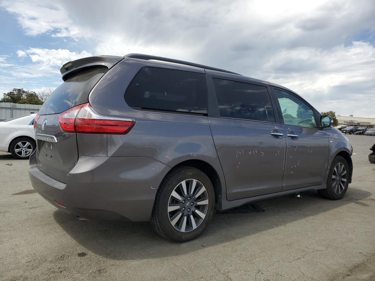 2018 Toyota Sienna Xle vin: 5TDDZ3DC3JS208871