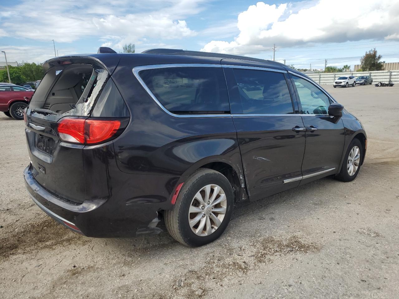 2017 Chrysler Pacifica Touring L vin: 2C4RC1BG7HR576295