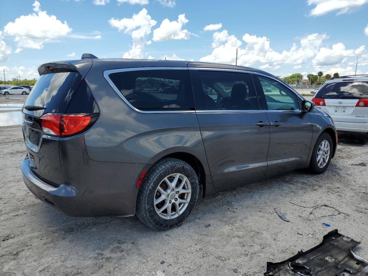 2017 Chrysler Pacifica Touring vin: 2C4RC1DGXHR653965