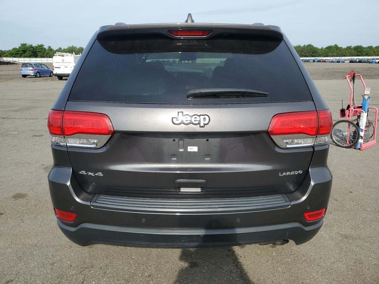1C4RJFAG8JC469131 2018 Jeep Grand Cherokee Laredo