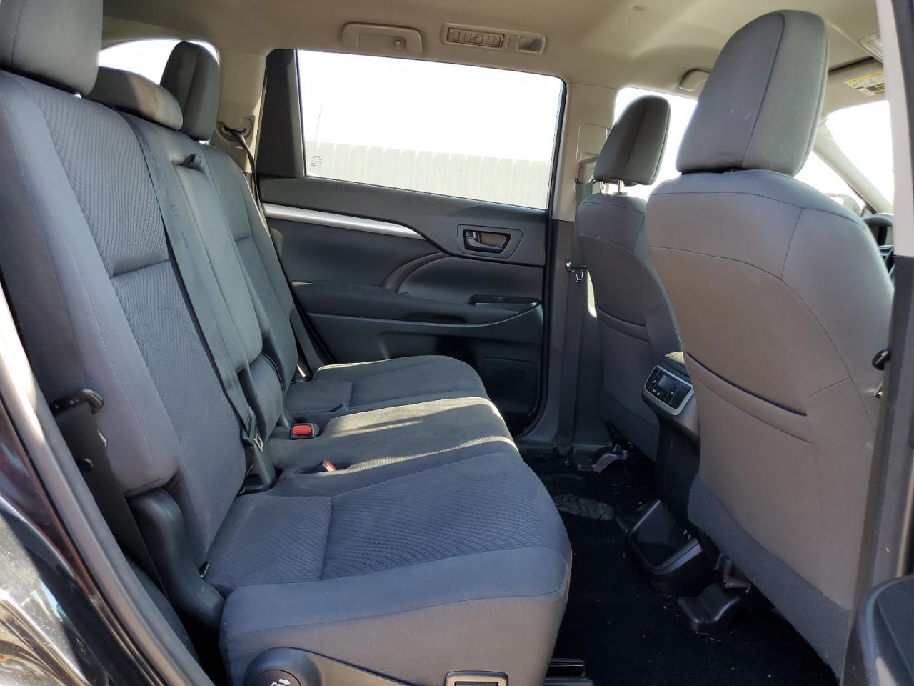 5TDBZRFH3HS427990 2017 Toyota Highlander Le
