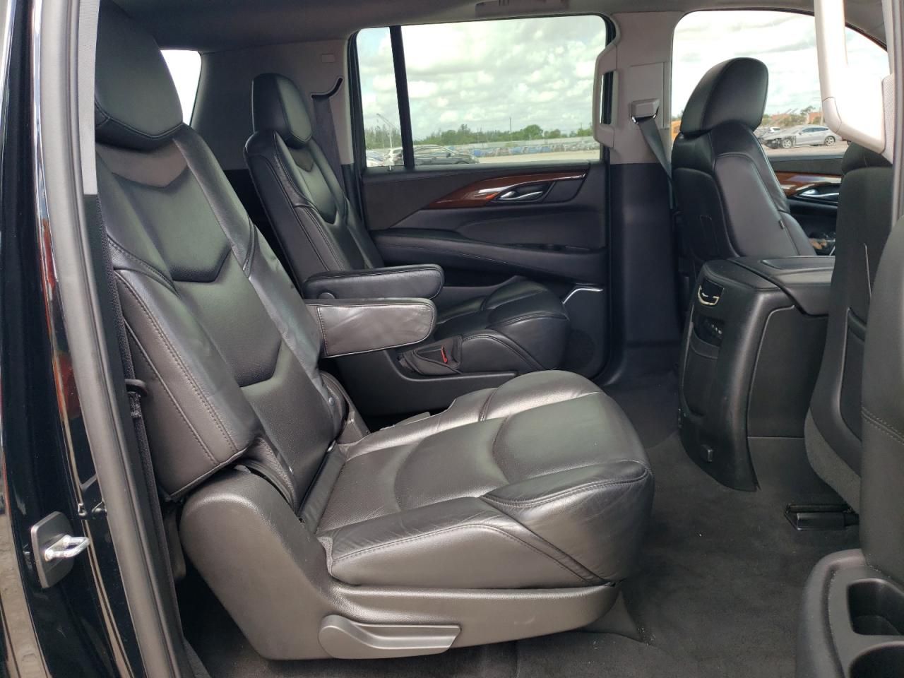 2018 Cadillac Escalade Esv Luxury vin: 1GYS3HKJ5JR332379