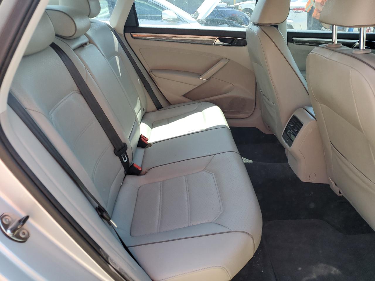 1VWBT7A38HC047334 2017 Volkswagen Passat Se