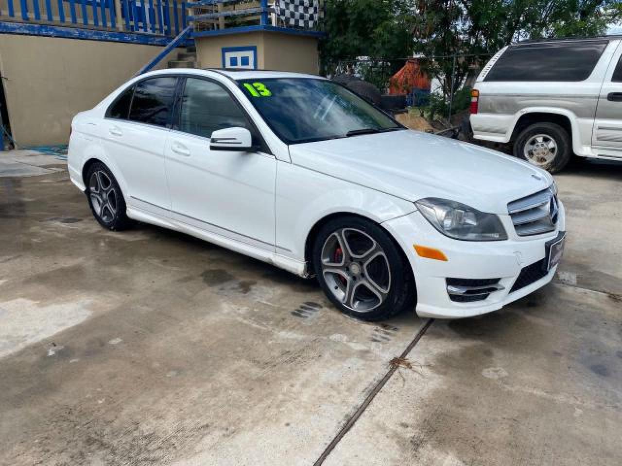 2013 Mercedes-Benz C 300 4Matic vin: WDDGF8AB4DR267645