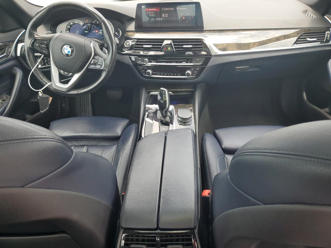 WBAJA7C56KWW06918 2019 BMW 530 Xi