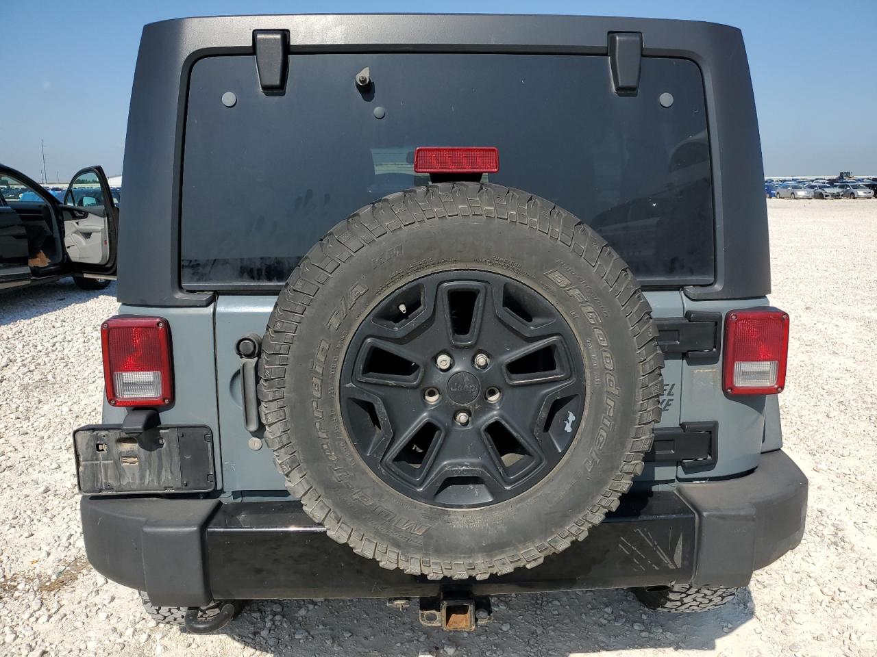 1C4BJWDG2FL524015 2015 Jeep Wrangler Unlimited Sport