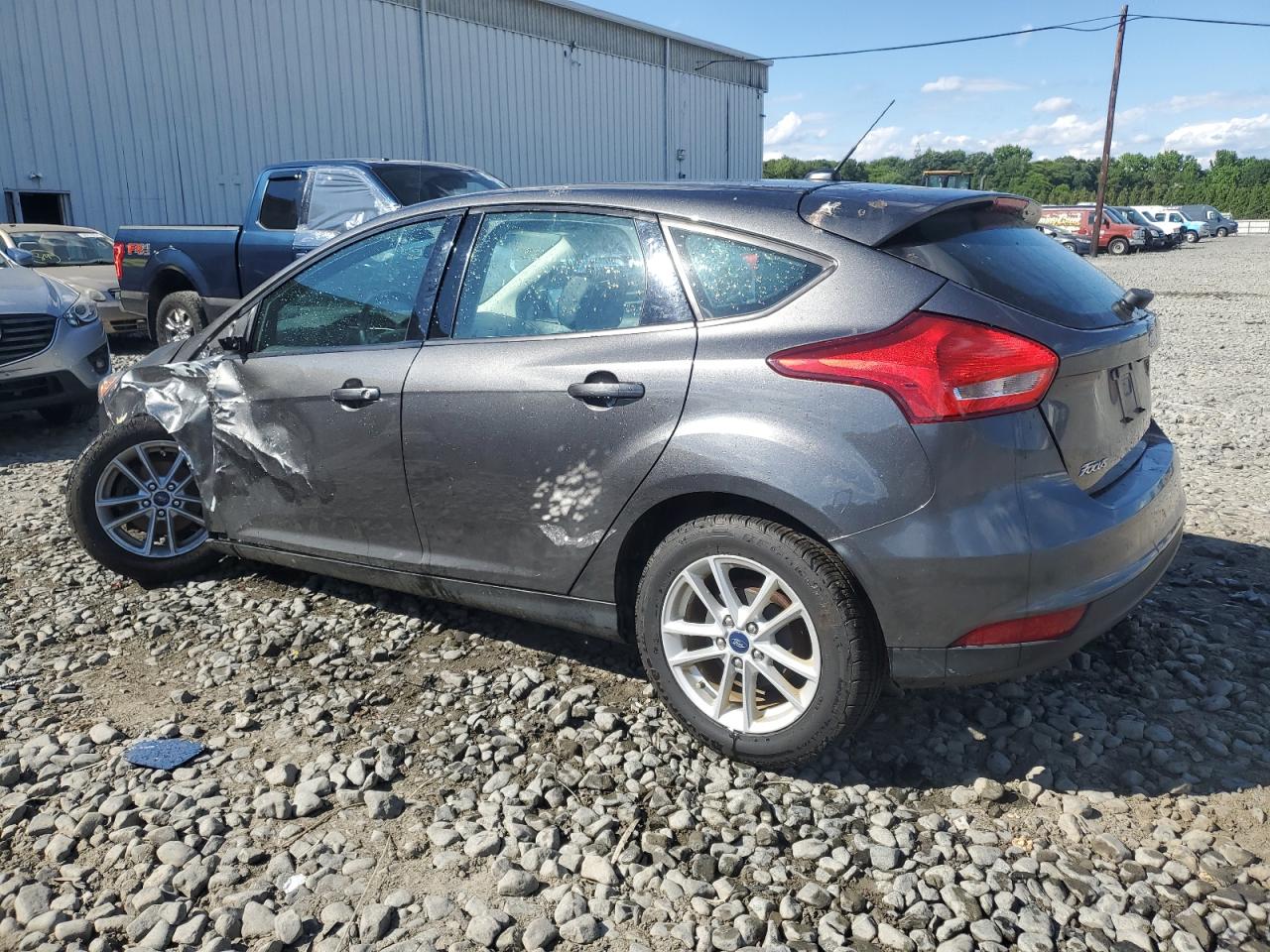 2018 Ford Focus Se vin: 1FADP3K21JL255713