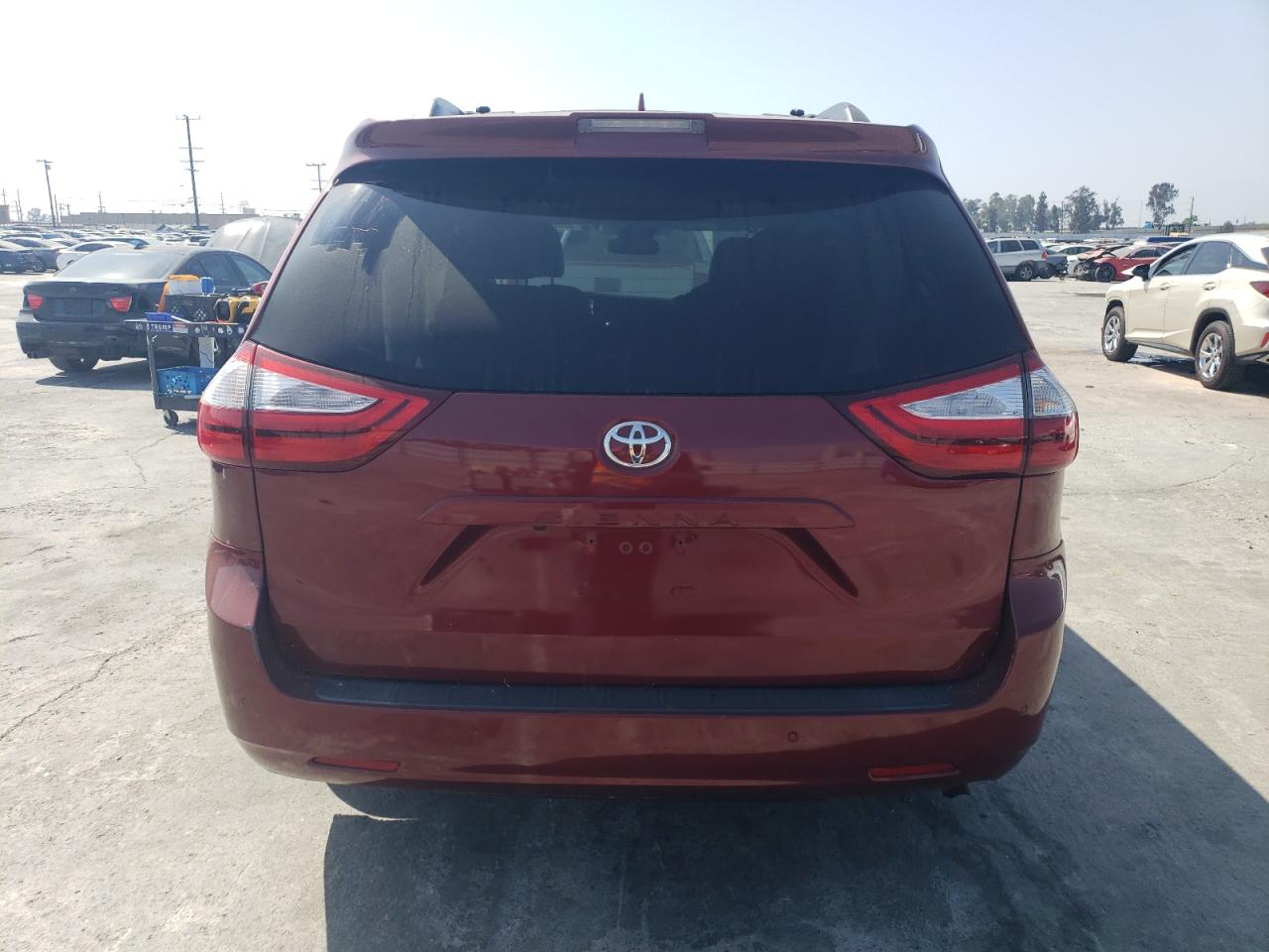 2018 Toyota Sienna Xle vin: 5TDYZ3DC0JS925018