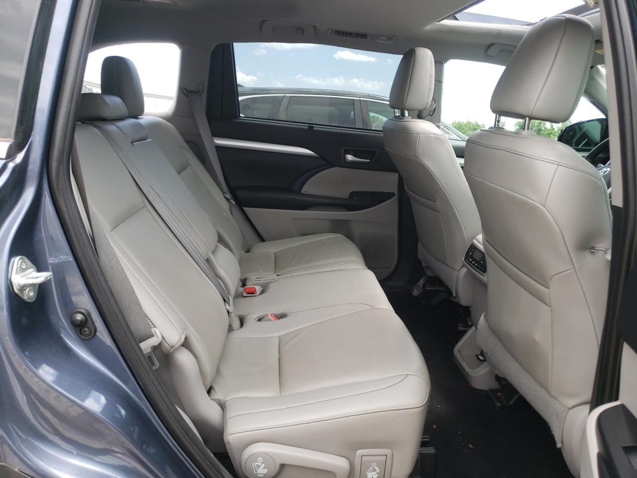 5TDJZRFH2KS926217 2019 Toyota Highlander Se