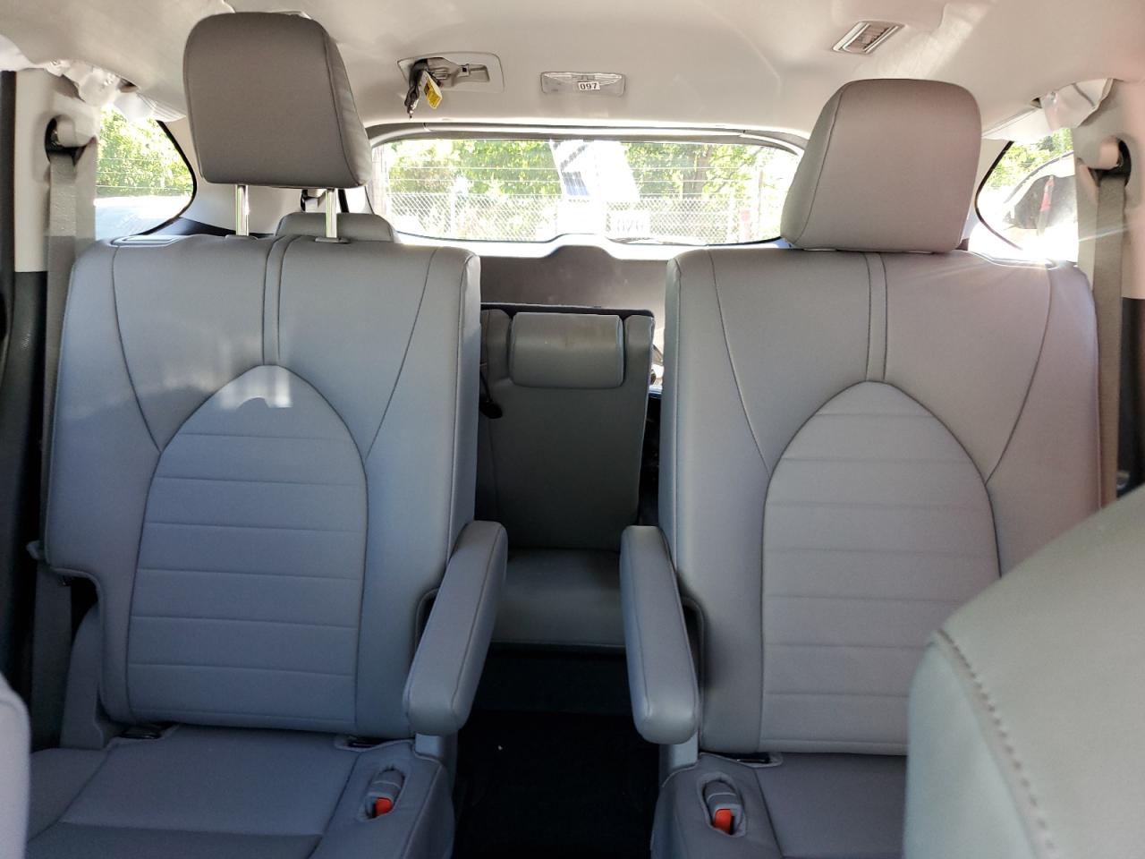 5TDKDRBH5RS529054 2024 Toyota Highlander Le