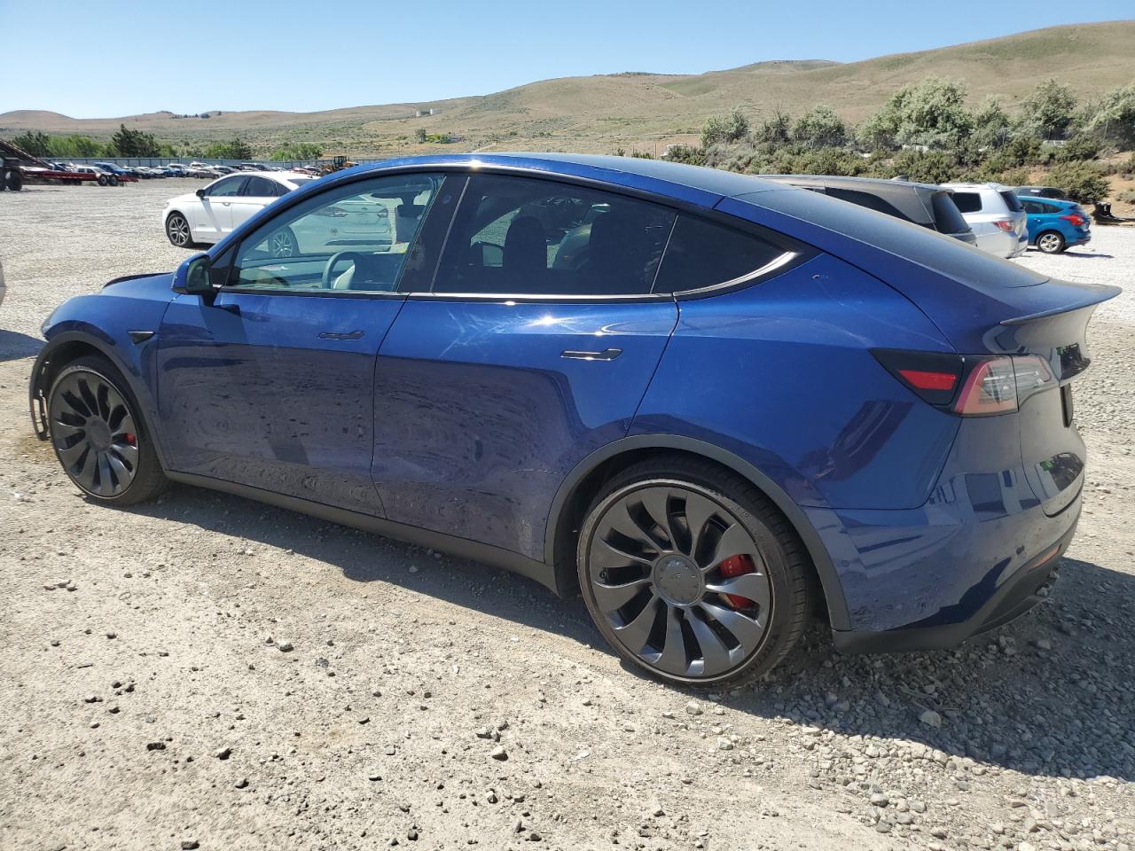 2022 Tesla Model Y vin: 7SAYGDEF7NF493352