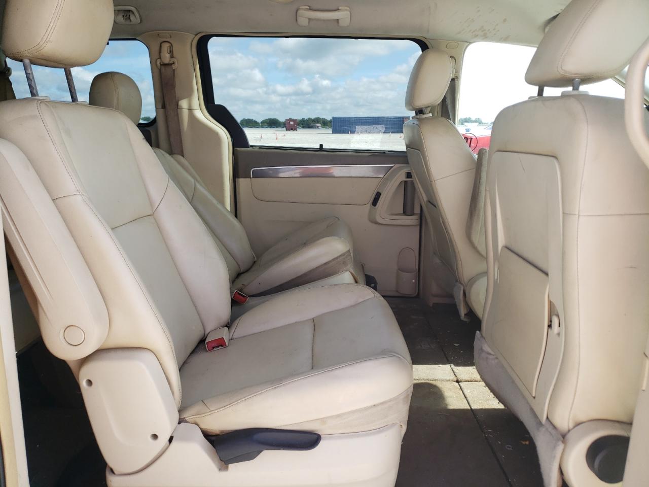 2V4RW3D10AR159186 2010 Volkswagen Routan Se