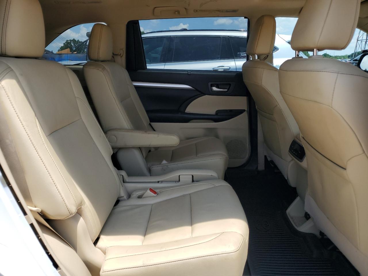 5TDJZRFH5JS908115 2018 Toyota Highlander Se