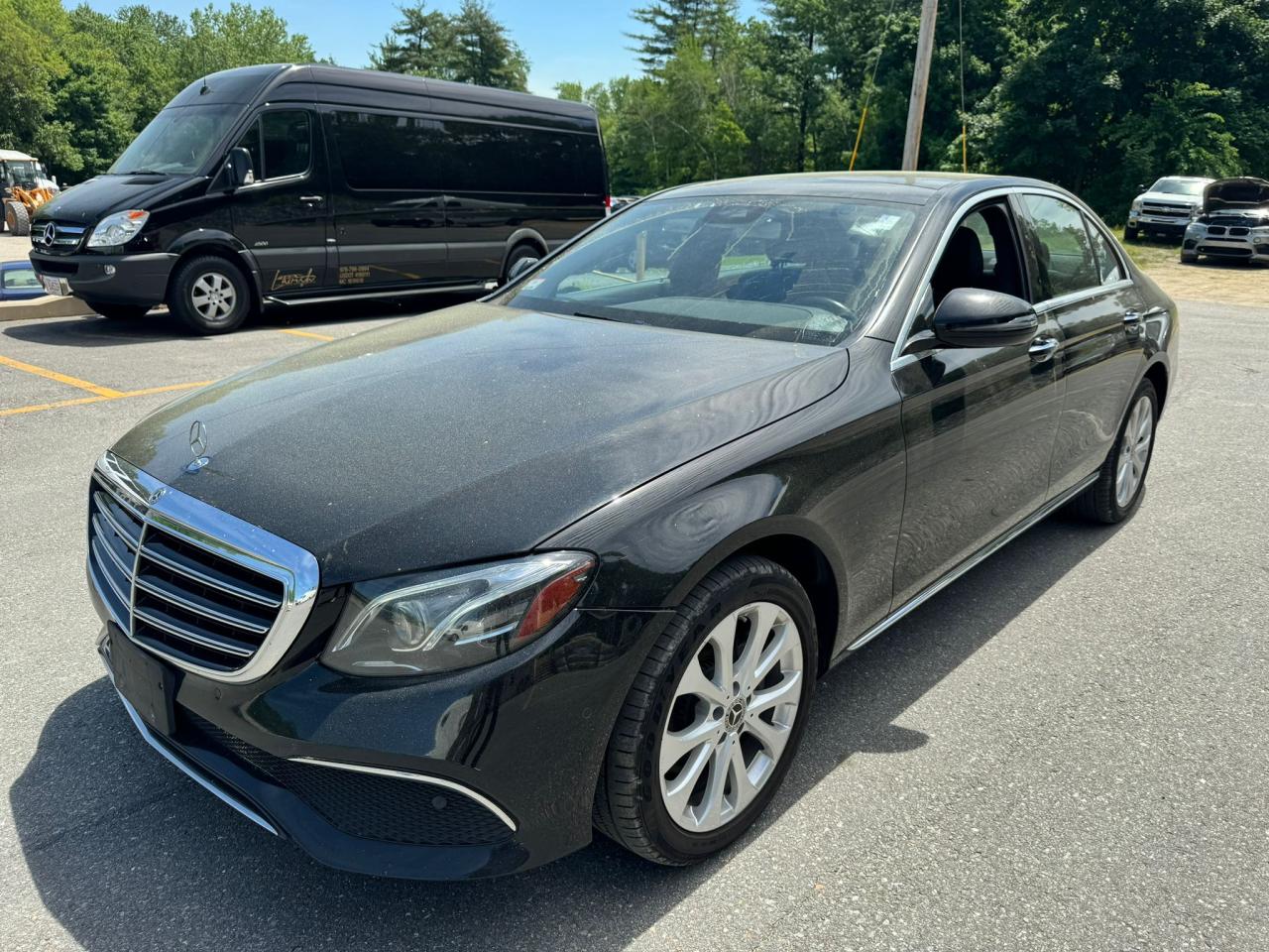 2018 Mercedes-Benz E 300 4Matic vin: WDDZF4KB7JA351100