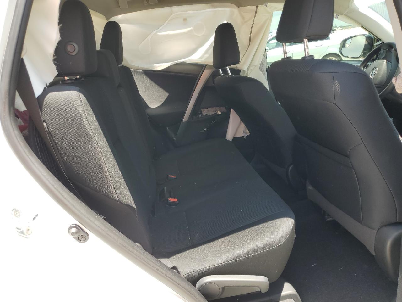 2T3ZFREV1HW388068 2017 Toyota Rav4 Le