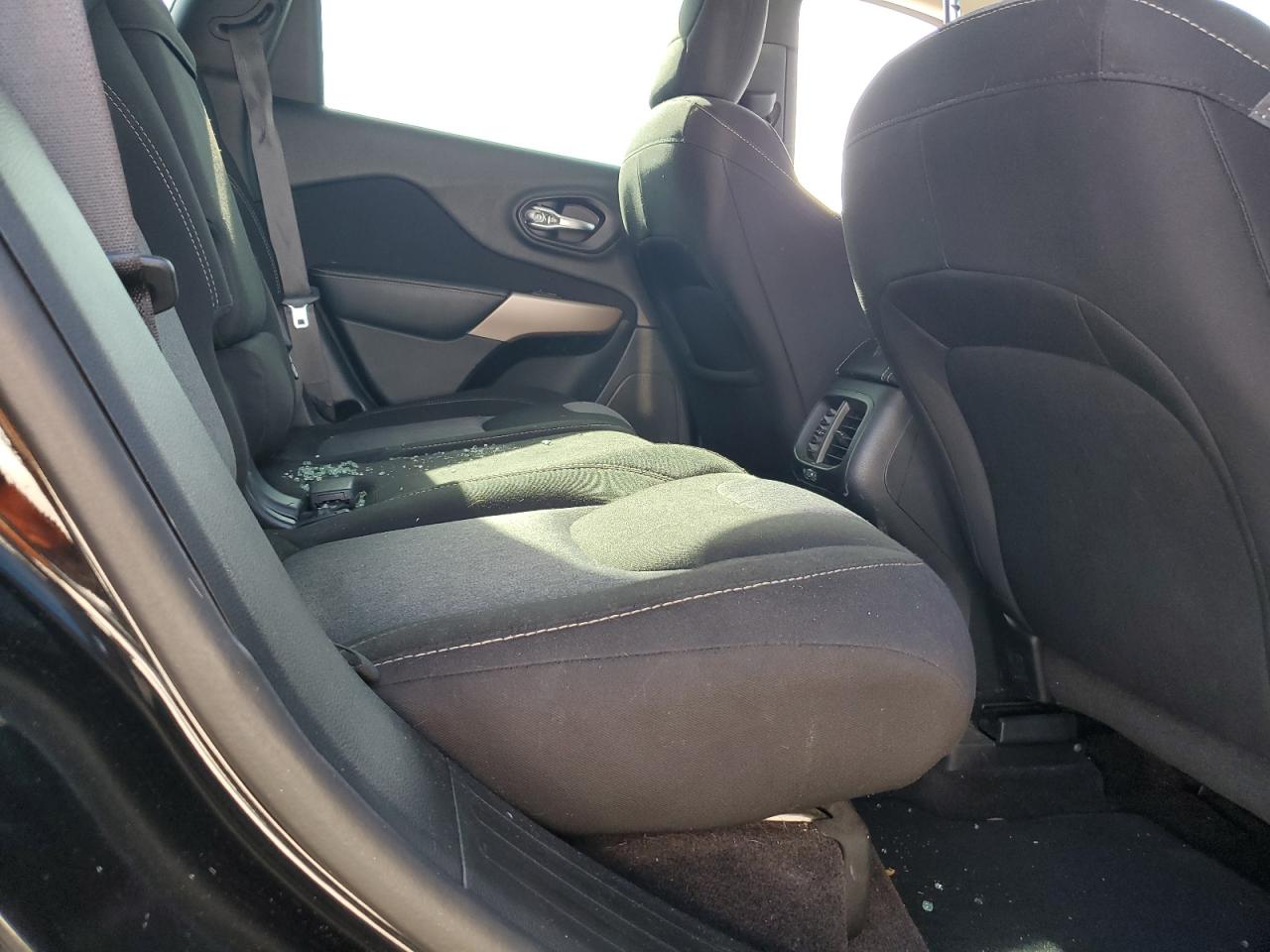 1C4PJLABXHW669379 2017 Jeep Cherokee Sport