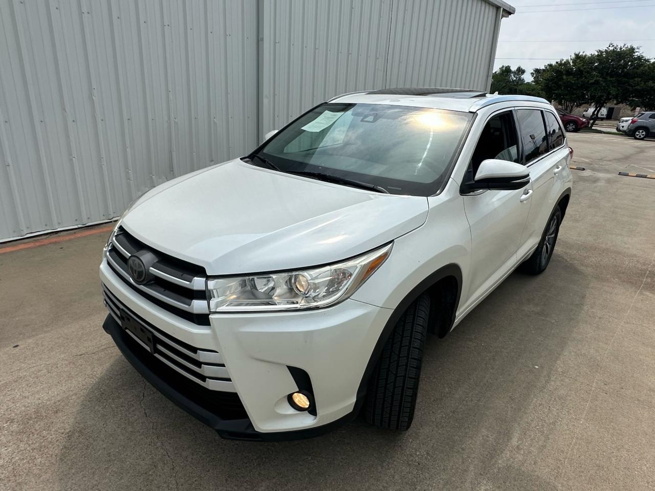 5TDKZRFH5JS279668 2018 Toyota Highlander Se