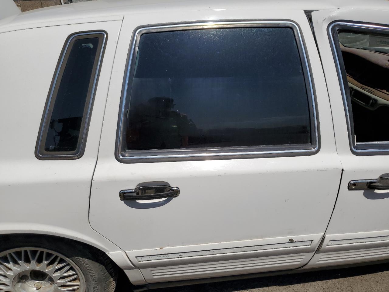 1LNLM81W9SY728693 1995 Lincoln Town Car Executive