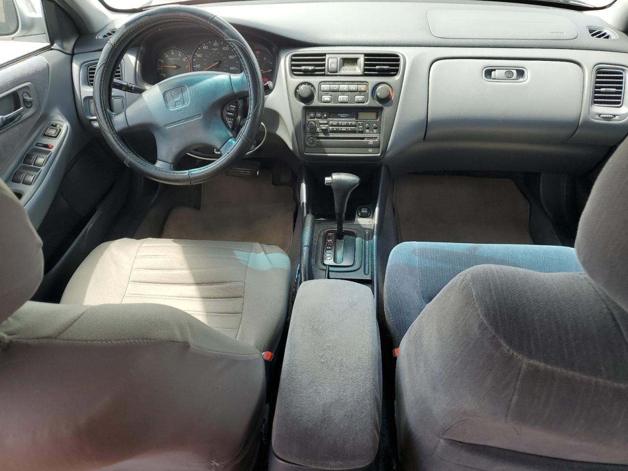 1HGCG5643YA125579 2000 Honda Accord Lx