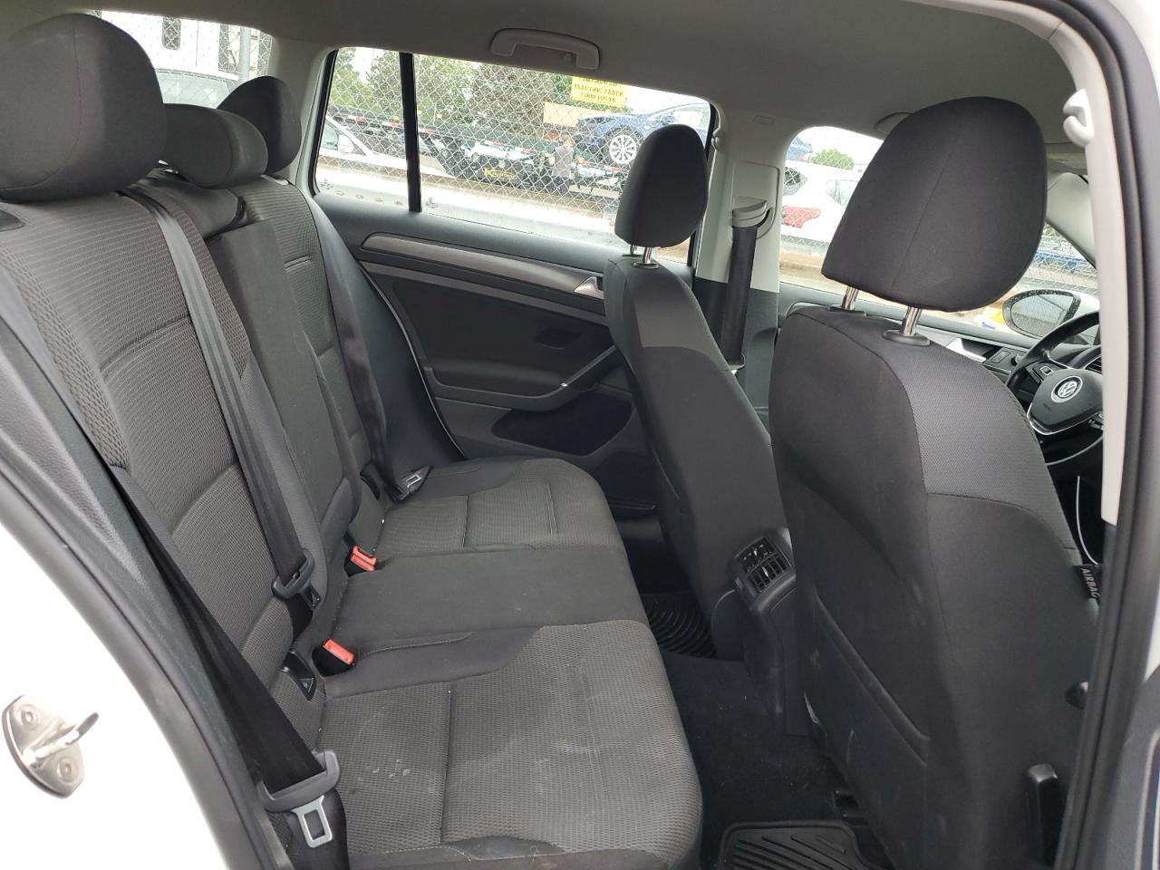 3VW117AU2JM751074 2018 Volkswagen Golf Sportwagen S