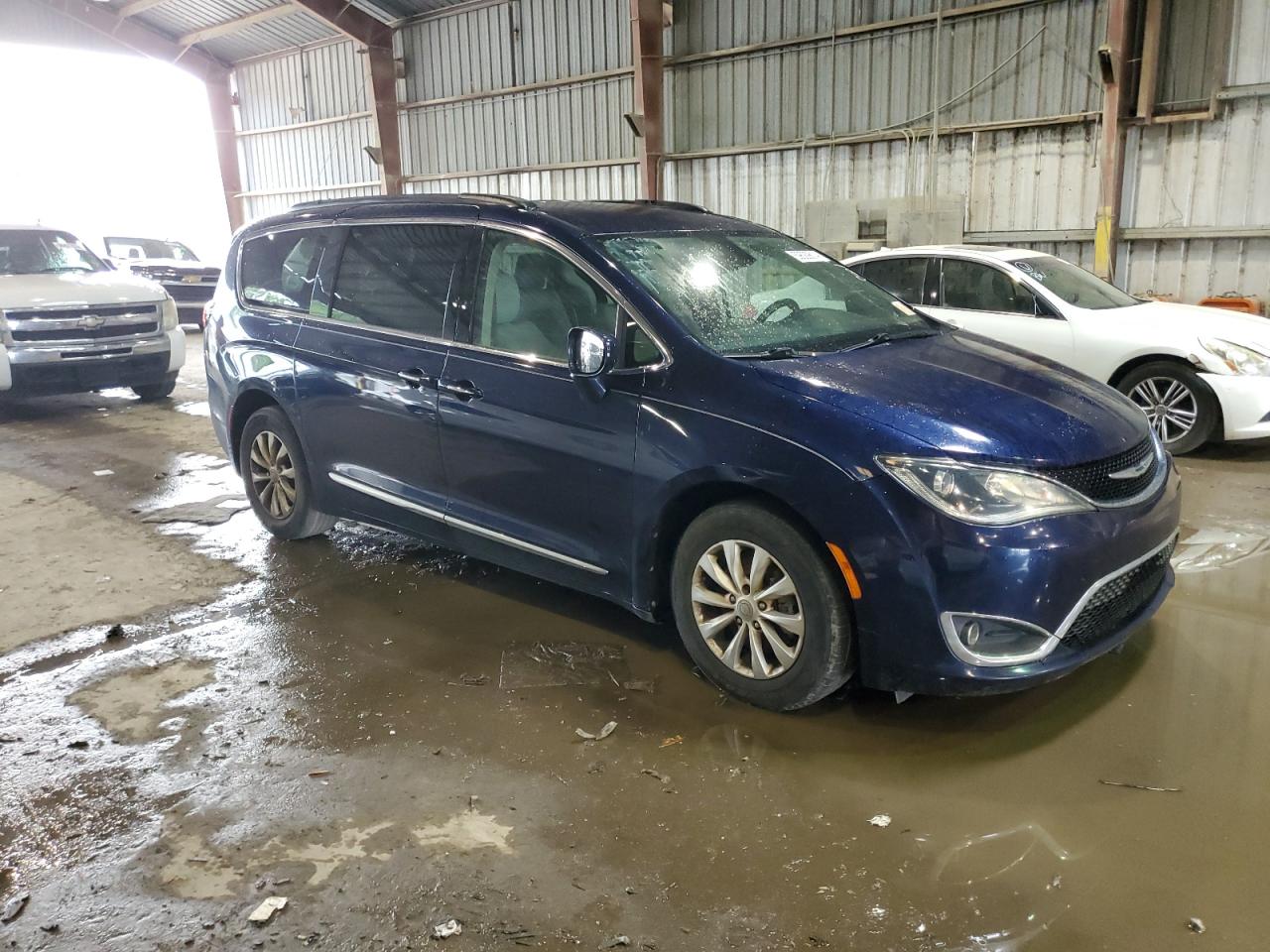 2017 Chrysler Pacifica Touring L vin: 2C4RC1BG9HR512548