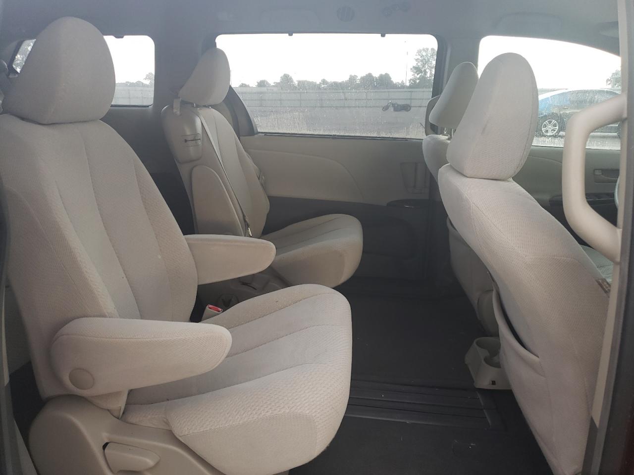 5TDKK3DC6BS051835 2011 Toyota Sienna Le