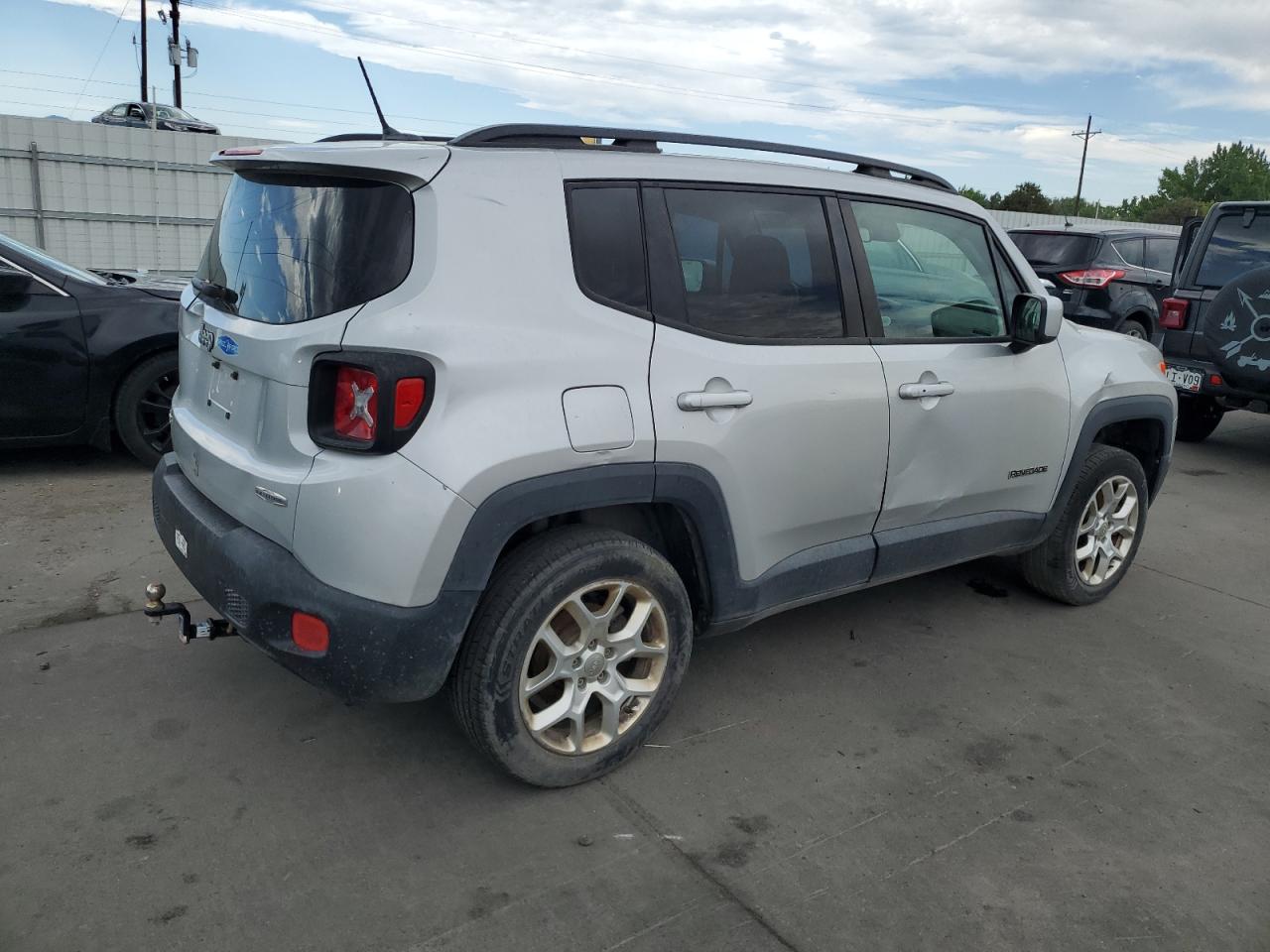 2015 Jeep Renegade Latitude vin: ZACCJBBT0FPB56169