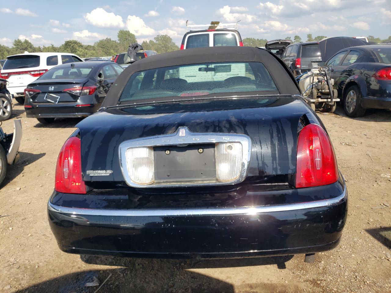 1LNHM81W8YY816228 2000 Lincoln Town Car Executive