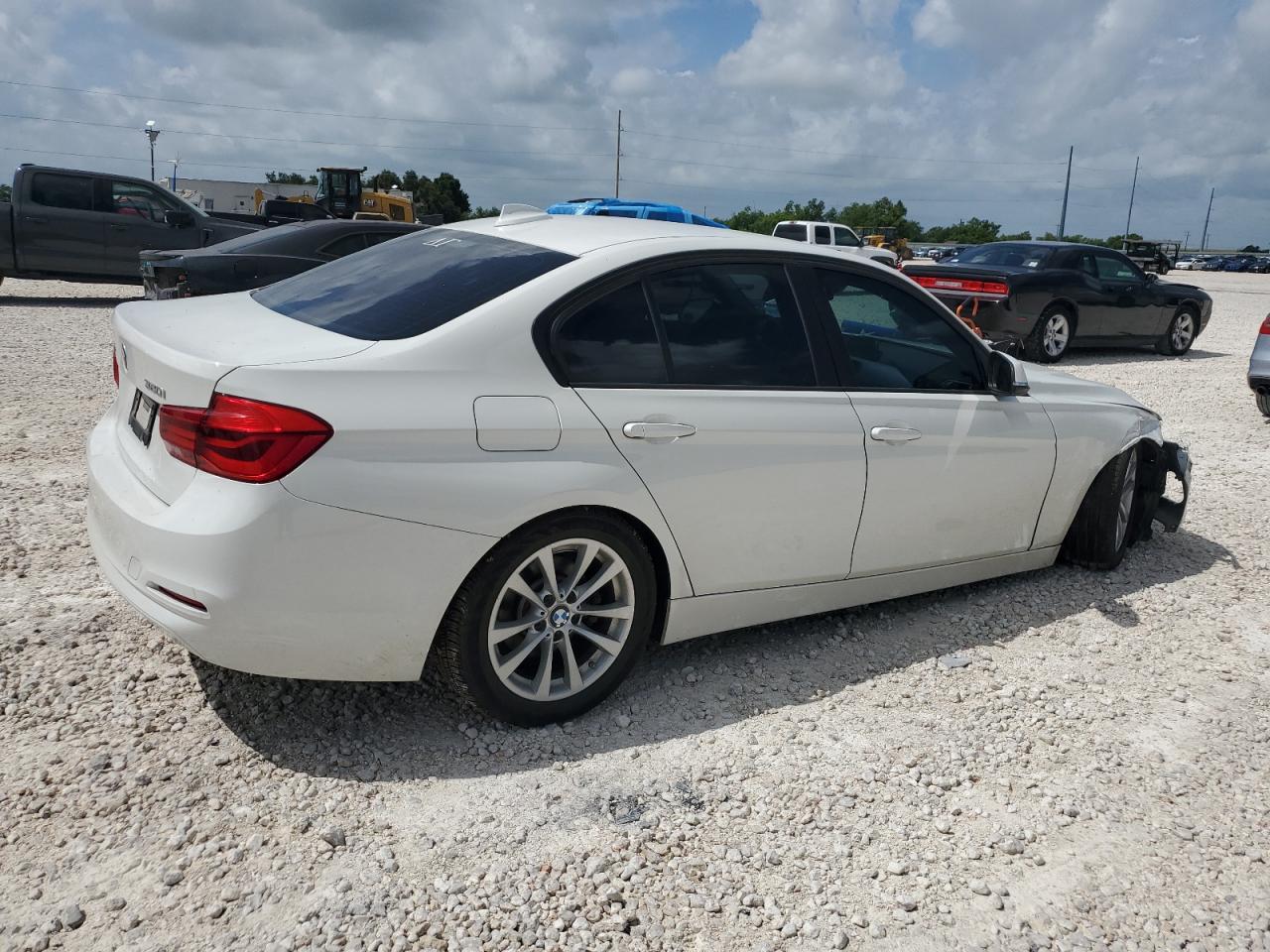 WBA8A3C5XJA488360 2018 BMW 320 Xi