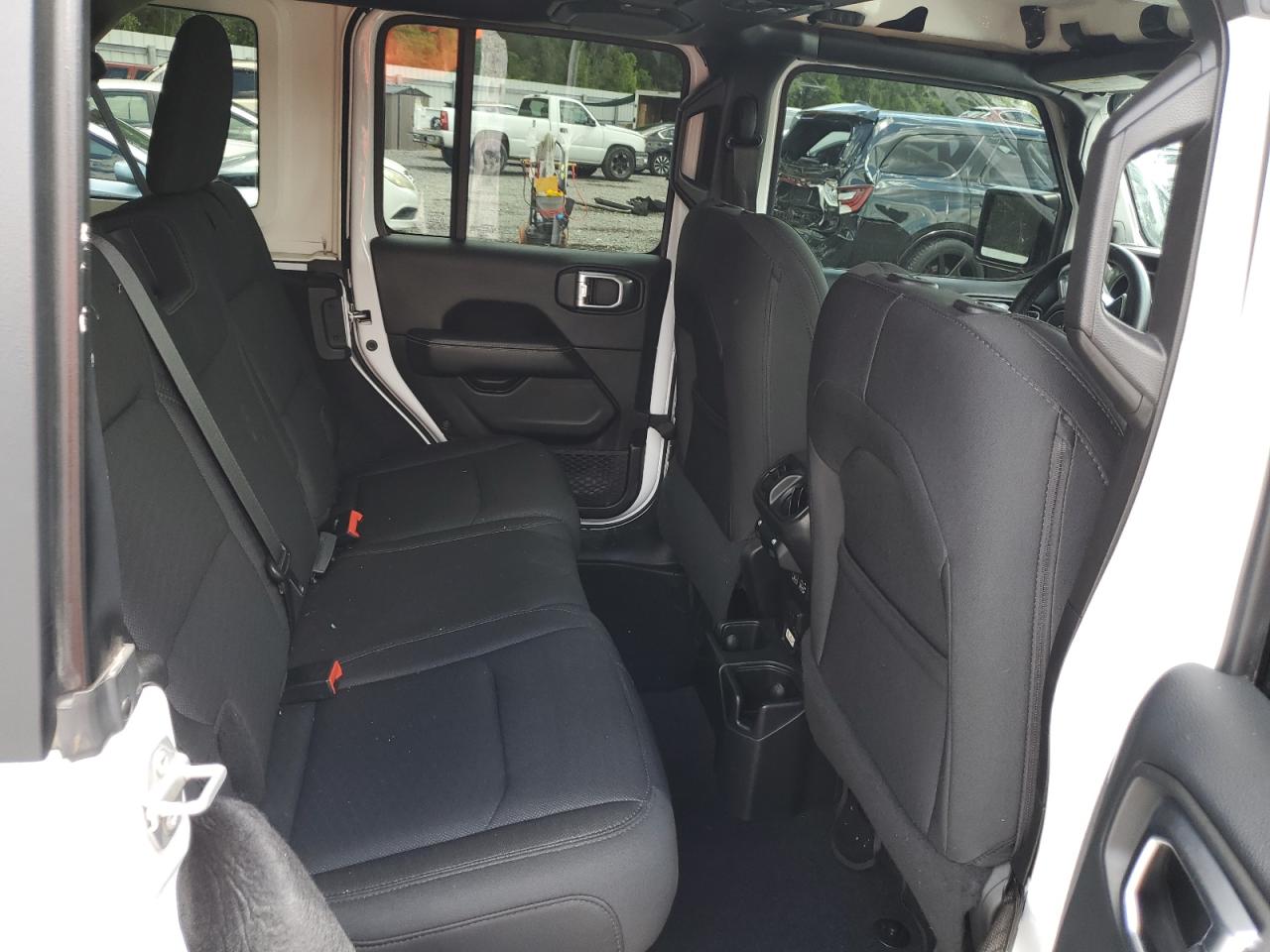 1C4HJXEN4KW619973 2019 Jeep Wrangler Unlimited Sahara