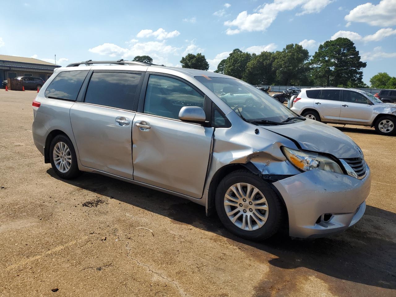 5TDYK3DC4DS325028 2013 Toyota Sienna Xle