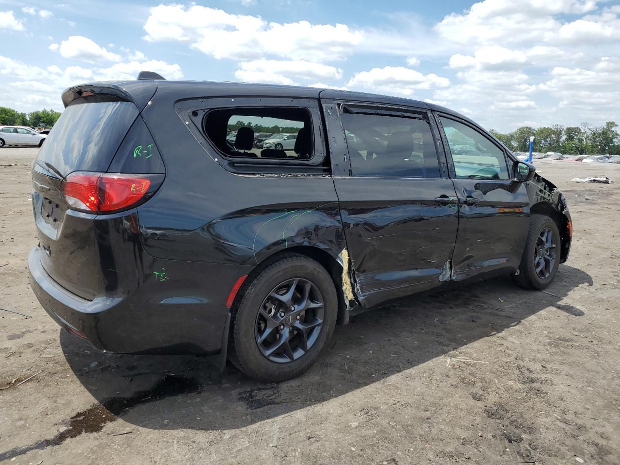 2019 Chrysler Pacifica Touring Plus vin: 2C4RC1FG4KR738143