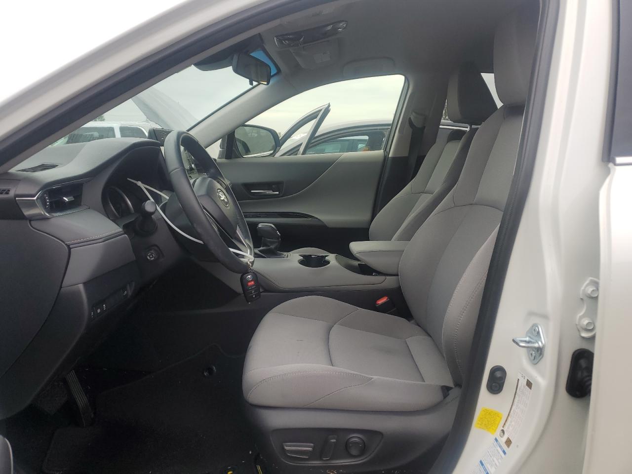 JTEAAAAHXMJ077143 2021 Toyota Venza Le